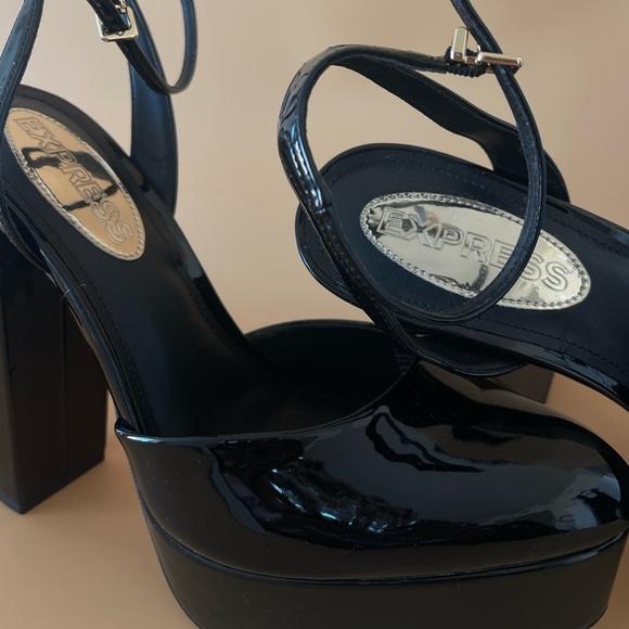 Brian Atwood x Express Rounded Toe Platform Pumps - Picture 2 of 4